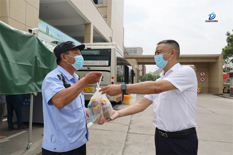 7.19   夏日送清涼  齊心筑安全-（6）副總經(jīng)理兼工會(huì)主席鄭力勇慰問(wèn)在長(zhǎng)途客運(yùn)中心值守的民警.jpg