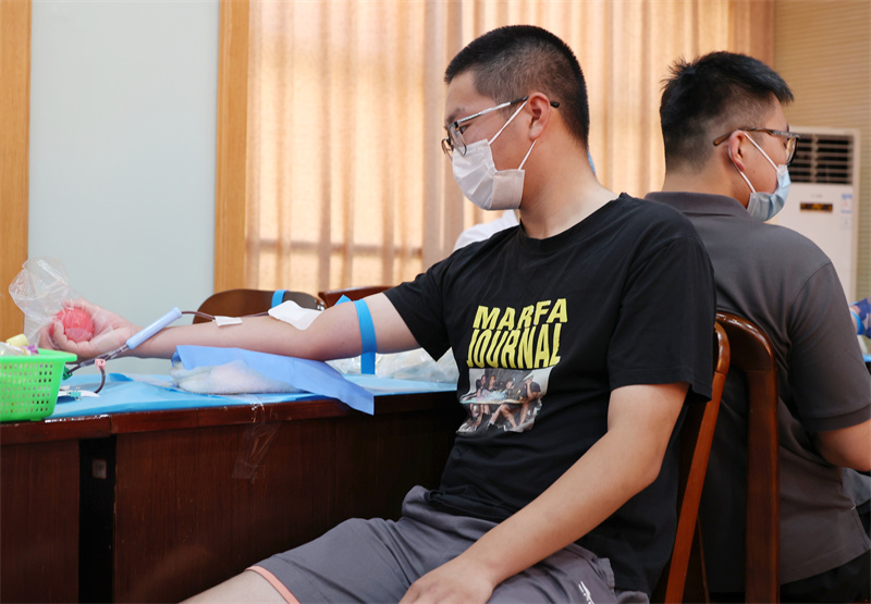 2022年8月3日，公司組織職工在衛(wèi)健局參加獻(xiàn)血活動(dòng)，委培生正在獻(xiàn)血.jpg