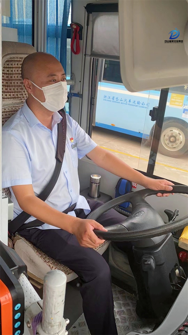 “黨員先鋒號”-衢山站駕駛員朱斌.jpg
