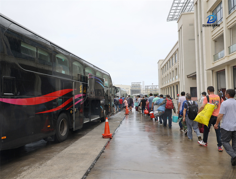 6-魚山務(wù)工人員上車2.jpg