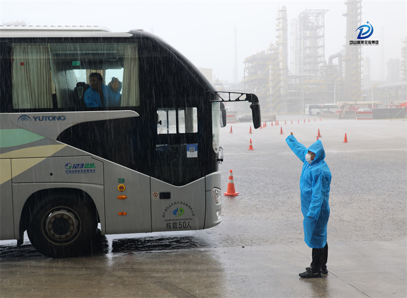 12-魚山汽車站戎站長現(xiàn)場(chǎng)調(diào)度車輛.jpg