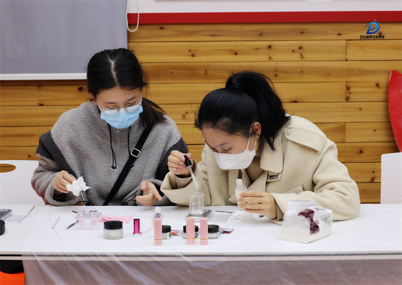 3.07  巾幗展風(fēng)采 聚力綻芳華 交投汽運工會開展女職工戶外拓展活動3.jpg